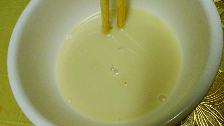 南瓜红枣发糕+#有个故事#,用温水泡开酵母,