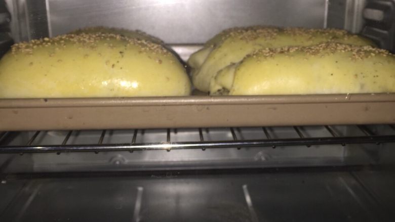 香肠面包,这时可以在发酵好的面团上刷上一层蛋液，待烤箱预热好之后放入烤箱即可（预热时间为10分钟）