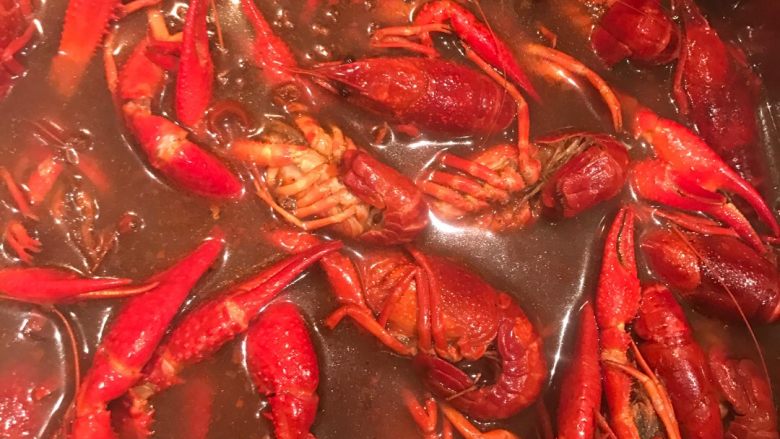 麻辣小龙虾,尝一下味道 多放些调料 龙虾难以入味 大火烧开后 换小火 待收汁结束（保持汤底）尝小龙虾的味道 味道不够就调整 之后完成