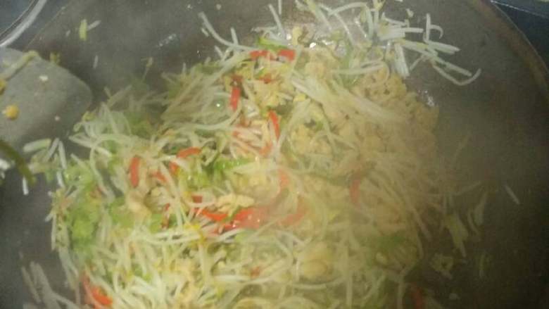 银芽鸡丝,锅内留少许油将葱姜蒜爆香,加入绿豆芽、青红椒、海带丝翻炒,加适量盐、白醋,黄酒少许去豆腥,炒至七八成熟后加入鸡丝进行翻炒