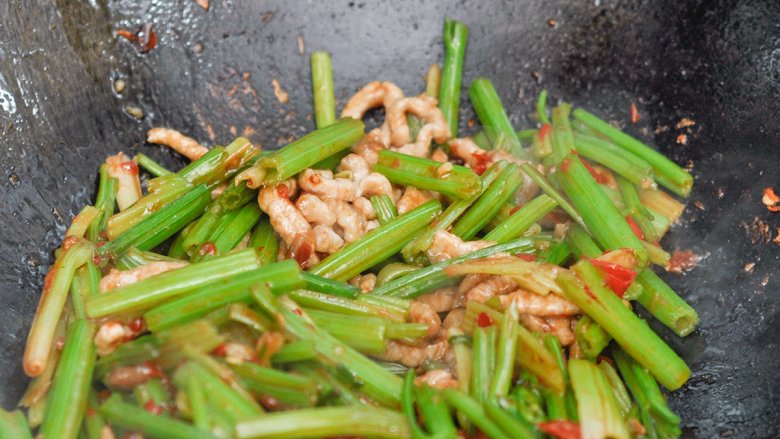 剁椒芹菜肉丝,再放入芹菜和肉丝，芹菜炒熟后加盐和<a style='color:red;display:inline-block;' href='/shicai/ 721'>蚝油</a>调味即可。