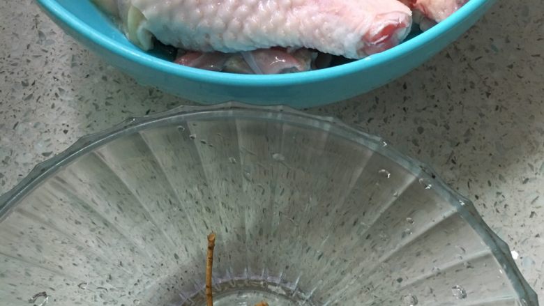 (虎尾轮)草根炖鸡汤,材料图。