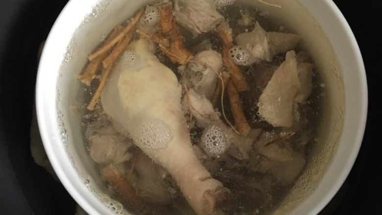 (虎尾轮)草根炖鸡汤,隔水炖。