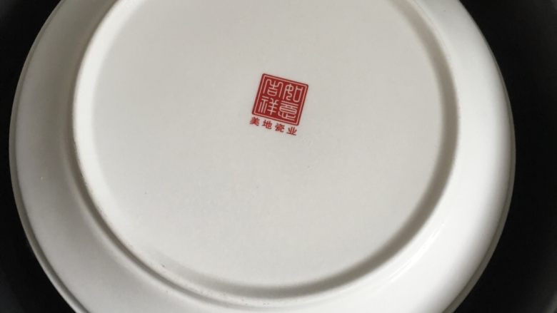(虎尾轮)草根炖鸡汤,盖上盖子,别让蒸汽滴入盆里。隔水炖上一个小时即可出锅。