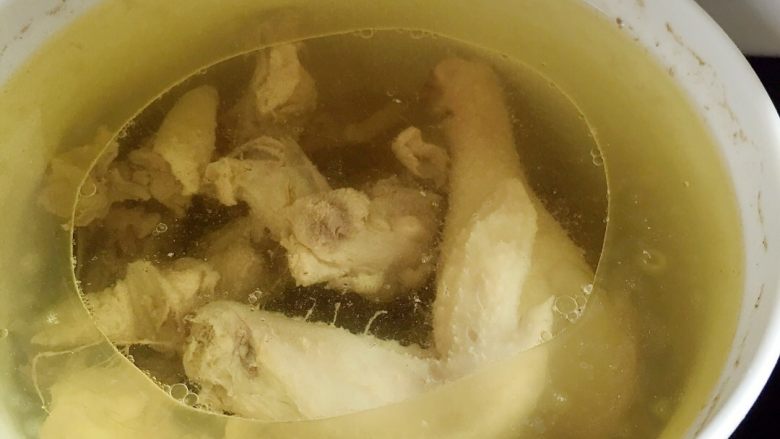 (虎尾轮)草根炖鸡汤,一小时后,加入适量的盐,尝好咸淡出锅——就喜欢这样清澈的汤汁。🌱🌱