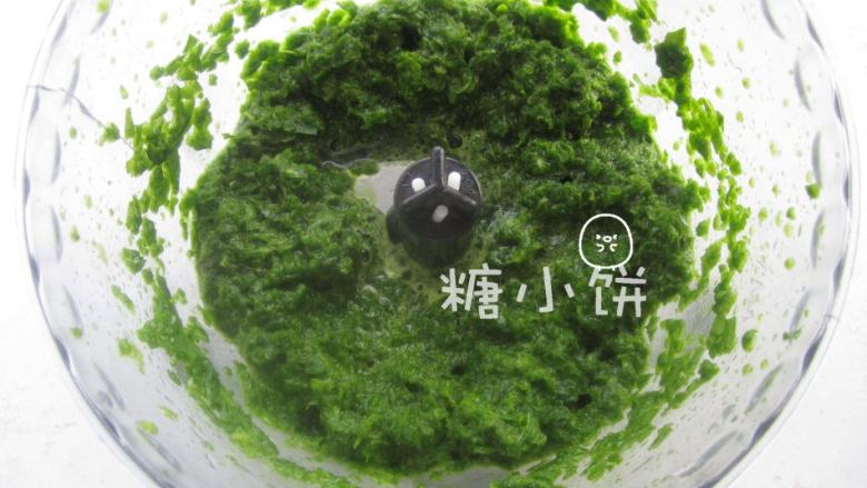 菠菜柳叶包,菠菜叶100G洗净,加<a style='color:red;display:inline-block;' href='/shicai/ 156925'>水</a>100ML打成泥。