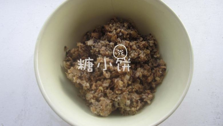 菠菜柳叶包,香菇和笋干尖提前泡发后剁碎,起油锅,将剁碎的香菇,笋干,菠菜渣一起翻炒一下,加盐调味,放凉备用。
