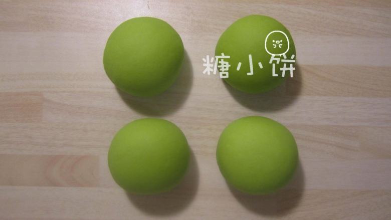 菠菜柳叶包,排气后分成四份,滚圆备用。