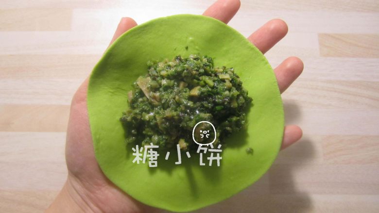 菠菜柳叶包,中间包入40G准备好的菜馅。