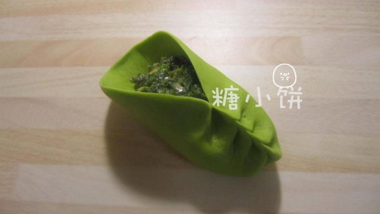 菠菜柳叶包,顺着最初的褶子从左右两边顺次捏合,可以沿着一条直线或者一条曲线。
