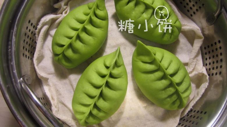 菠菜柳叶包,捏好的生坯排入蒸锅中醒发10分钟。(间隔距离最好大一点,我的锅小,发开以后位置不够有些挤变形)