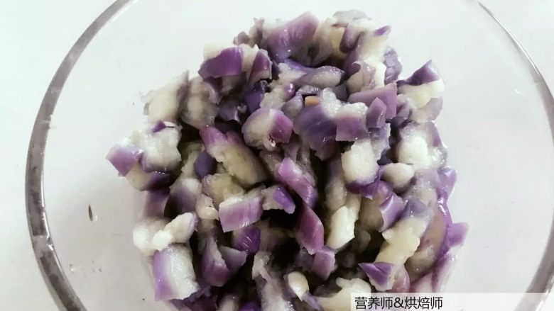 宝宝辅食:宝宝版炒茄泥,将蒸好的茄子取出,用刀切成细丁。