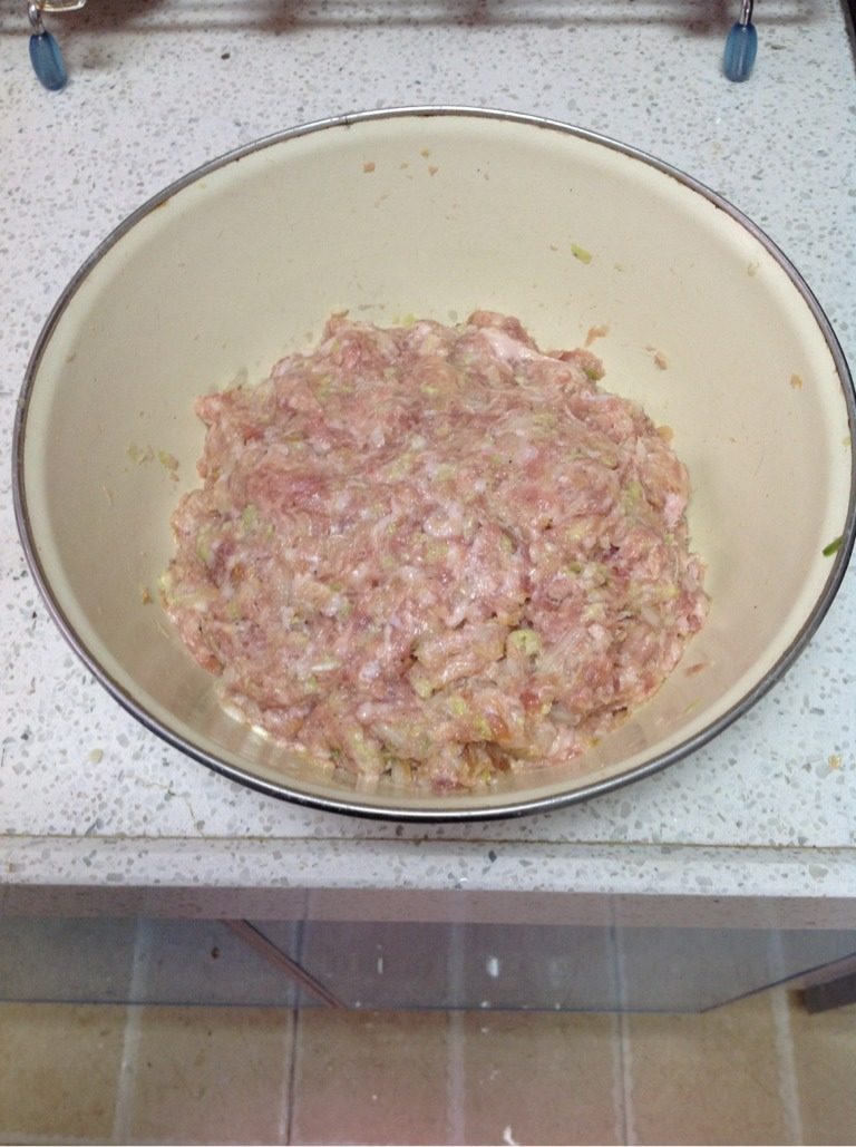 虾皮白菜肉馅丸子,把挤干的虾皮白菜放入肉馅里放盐酱油拌匀，不用放太多其他的调料。