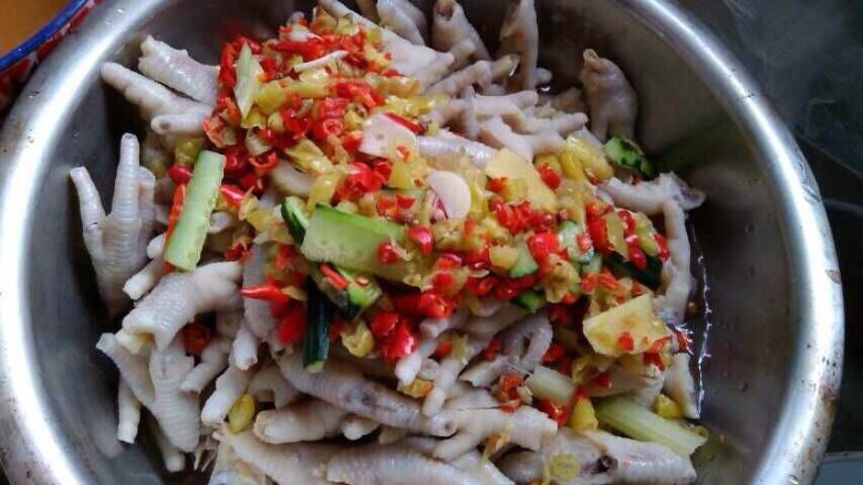 泡椒凤爪,<a style='color:red;display:inline-block;' href='/shicai/ 89'>鸡爪</a>去角质洗净煮沸后用冷水冲洗，沥干水后放入佐料腌制五到七天即可；