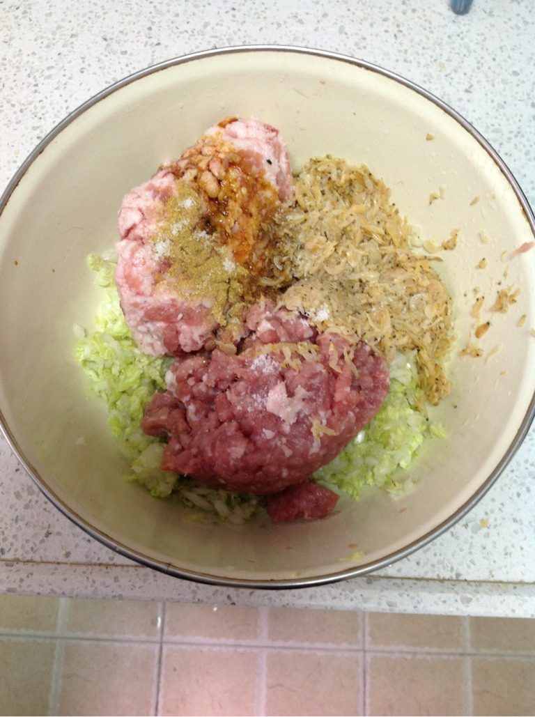 虾皮白菜肉馅丸子,<a style='color:red;display:inline-block;' href='/shicai/ 5353'>肉馅</a>瘦肉不要太多，否则太渣