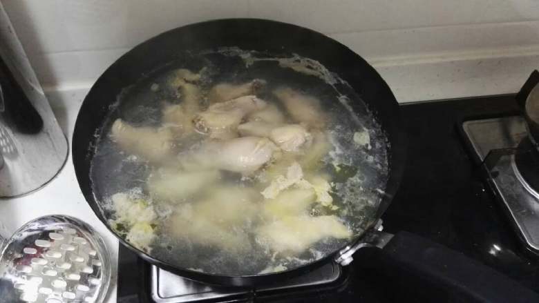 啤酒炖鸡腿,将鸡根与凉水放入锅内煮开，然后将鸡根捞起。