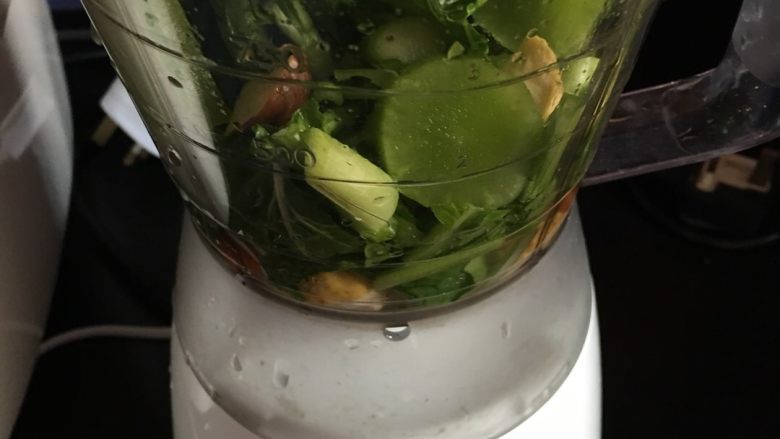 蔬果糊-70,其他食材放入打糊機加入200約40度左右溫水打糊約2分鐘