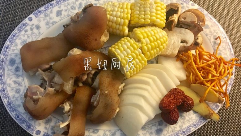 猪蹄汤,1.选择新鲜而且没有太多肥油的<a style='color:red;display:inline-block;' href='/shicai/ 413'>猪蹄</a>,让卖<a style='color:red;display:inline-block;' href='/shicai/ 413'>猪蹄</a>的帮你把外面的毛用火烧一下,剁成块。回家以后再处理下,冷水加姜片<a style='color:red;display:inline-block;' href='/shicai/ 3250'>葱</a>段放入<a style='color:red;display:inline-block;' href='/shicai/ 413'>猪蹄</a>开火水开后煮两分钟就捞出备用。<a style='color:red;display:inline-block;' href='/shicai/ 8'>虫草花</a>和<a style='color:red;display:inline-block;' href='/shicai/ 3634'>薏仁</a>洗干净备用<a style='color:red;display:inline-block;' href='/shicai/ 2470'>红枣</a>去核,姜切片、<a style='color:red;display:inline-block;' href='/shicai/ 500'>玉米</a>切成段😄松茸菇对切即可,萝卜我选择切成较薄的片因为最后放。另外用砂锅煲汤放入半砂锅水后将<a style='color:red;display:inline-block;' href='/shicai/ 413'>猪蹄</a>放入,<a style='color:red;display:inline-block;' href='/shicai/ 2470'>红枣</a>、<a style='color:red;display:inline-block;' href='/shicai/ 3634'>薏仁</a>、姜片、<a style='color:red;display:inline-block;' href='/shicai/ 8'>虫草花</a>、<a style='color:red;display:inline-block;' href='/shicai/ 500'>玉米</a>、松茸菇片、<a style='color:red;display:inline-block;' href='/shicai/ 4402'>酸萝卜</a>大火烧开后转中火炖煮15分钟(切记把盖子留个缝隙以免溢出)转中火炖30分钟再转小火炖2小时后你就看到汤的颜色变了捞一块<a style='color:red;display:inline-block;' href='/shicai/ 413'>猪蹄</a>看到很多胶原蛋白😄这个时候放入萝卜炖大概15分钟就可以了,出锅前放入盐香菜那些调味即可,主要是你喜欢就好。