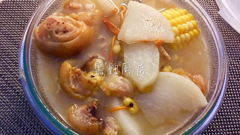 猪蹄汤,放玉米和松茸菇让它更鲜甜,除了加一点盐,不再需要任何调味料。醇香的一大锅,重口的需求则用蘸料来满足。(煲好汤家里停水了,就没有切葱花😭)