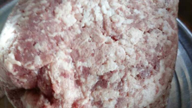 大厨,将肉绞成肉末待用