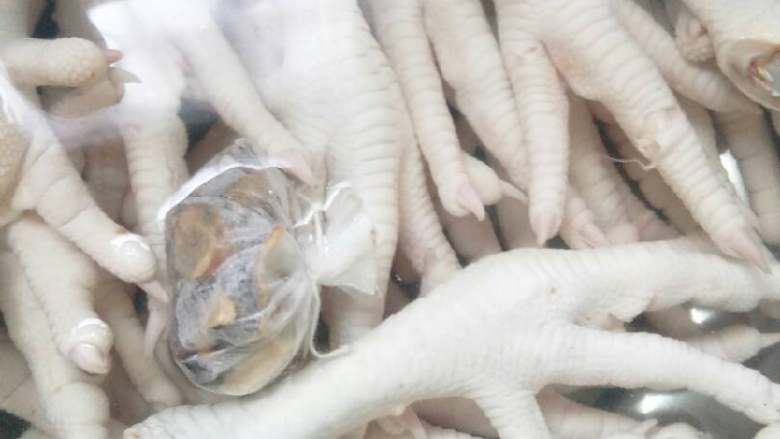 卤凤爪,将买回来的鸡爪，用水洗净后，放入锅里加水，将花椒用纱布包裹后一同放入锅里烧开。