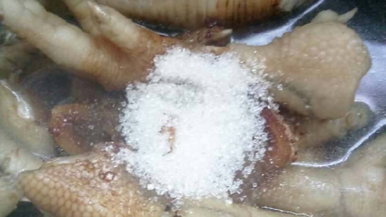 卤凤爪,水烧开后煮五分钟后捞出，将鸡爪放入炒锅内，加水、生抽、老抽和白糖适量。水、生抽和老抽比例是5:3:1。