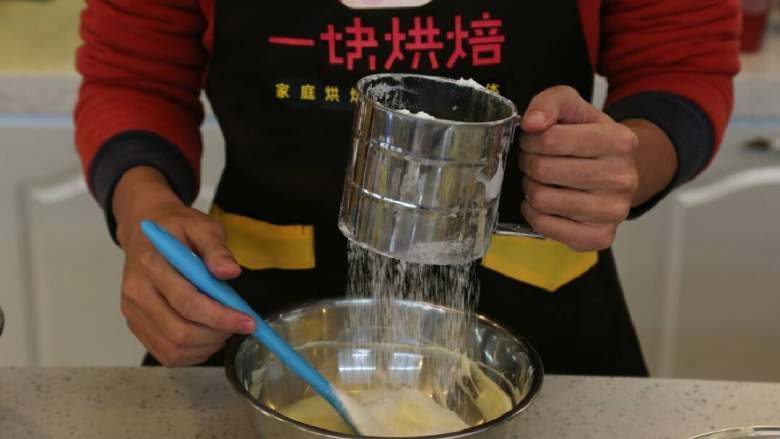 巧克力夹心派,8.分四次筛入<a style='color:red;display:inline-block;' href='/shicai/ 548'>低筋面粉</a>,翻拌均匀