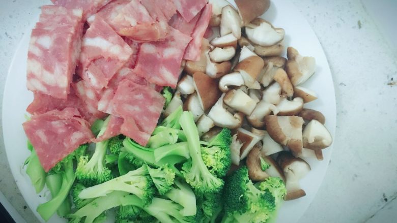 培根小炒,将油烧热，放入蒜片酱油，陆续放入<a style='color:red;display:inline-block;' href='/shicai/ 443'>培根</a><a style='color:red;display:inline-block;' href='/shicai/ 10122'>西蓝花</a>，<a style='color:red;display:inline-block;' href='/shicai/ 230'>香菇</a>，进行翻炒，加盐，黑胡椒粉，炒熟盛出。