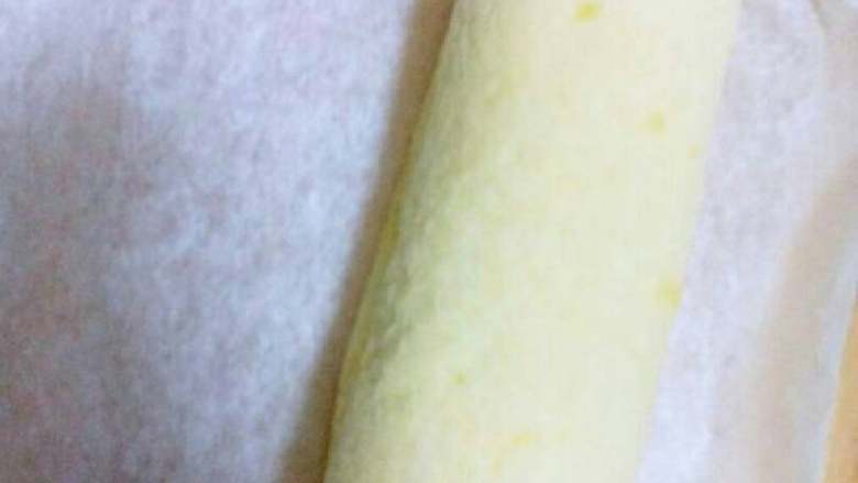蛋糕卷,出炉后等微凉涂上喜欢的果酱或奶油或巧克力酱后用擀面棒慢慢推卷起,放入冰箱冷藏至蛋糕卷定型