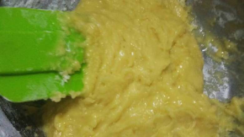 翻糖饼干,搅拌成糊糊状,筛入第2次的面粉