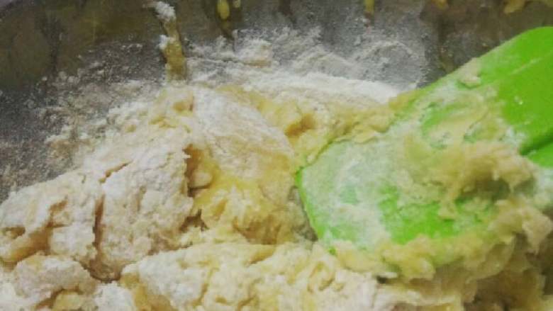 翻糖饼干,搅拌完第2次的面粉,再加入第3次的面粉,搅拌均匀