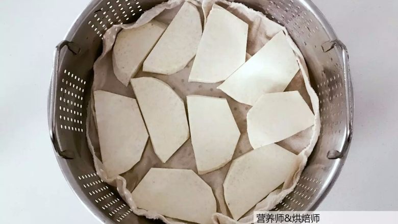 宝宝辅食:芋头蛋卷-好好吃早餐,元气满满地开始一天吧!10M+,将芋头片放入蒸锅中大火蒸15-20分钟左右取出,尽量切薄,比较容易熟。
》蒸的时间,大家根据自身情况调整,蒸到软烂为止。