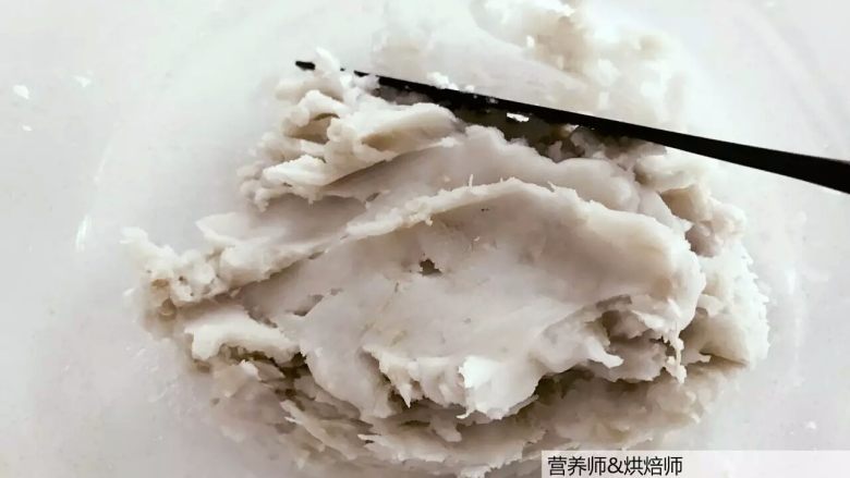 宝宝辅食:芋头蛋卷-好好吃早餐,元气满满地开始一天吧!10M+,把蒸熟的芋头捣烂,加入少许砂糖搅拌均匀,砂糖要趁热加入,如果融化不了,可以连碗放入蒸锅中再加热一会。
》如果用的芋头很粉,无法成团,此时可加入少许牛奶搅拌。
》芋头本身就微甜,所以小小宝也可以不加糖哈。