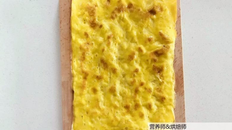 宝宝辅食:芋头蛋卷-好好吃早餐,元气满满地开始一天吧!10M+,将做好的蛋皮平铺展开在案板上。