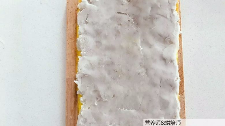 宝宝辅食:芋头蛋卷-好好吃早餐,元气满满地开始一天吧!10M+,用勺子均匀涂抹上准备好的芋泥。
》芋泥的量,大家可以自由控制,我放的比较厚的哈。