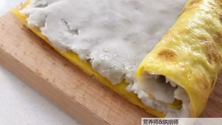 宝宝辅食:芋头蛋卷-好好吃早餐,元气满满地开始一天吧!10M+,卷起,卷好后用手指在接缝处轻轻按压固定,放在一边备用。小芽的芋泥是比较黏的,所以芋泥卷可以很好的黏合在一起。