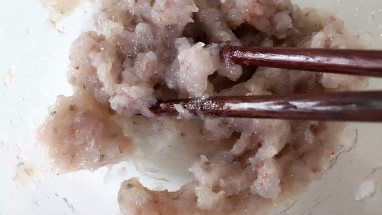 宝宝辅食-小贴士:如何处理鲜虾—变成虾泥,用筷子沿着一个方向一直搅拌,直到搅拌出虾胶,这个时候虾肉变得很黏,整体有点透明起胶的感觉。
》也可以用搅拌机哈,搅拌出虾胶,越碎越好,做出来的虾球不仅好看还带弹性。
铛铛铛.......
这样就可以轻松做虾丸了哦