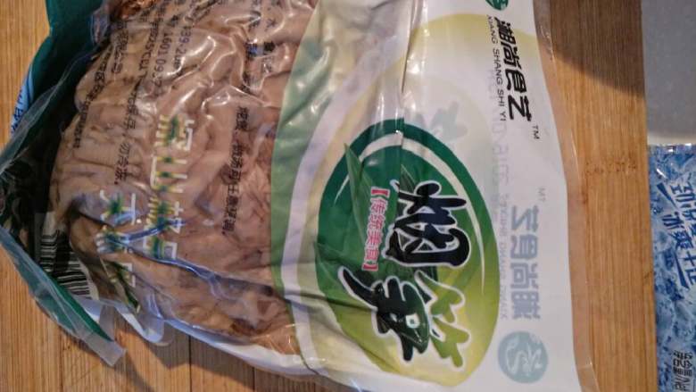 烟笋炒腊肉,烟笋丝洗净,姜切片,葱,干辣椒切段备用