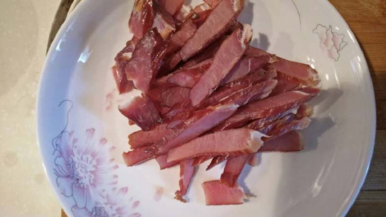 烟笋炒腊肉,腊肉切片后焯水备用