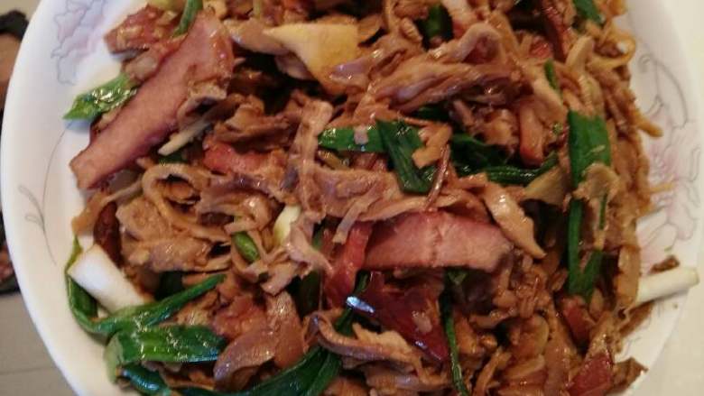 烟笋炒腊肉,锅内倒入油烧热,放入葱姜干辣椒,煸出香味后放入烟笋,腊肉,加少许盐,鸡精,糖,烹入料酒,酱油,醋(几滴即可)翻炒,再放入蒜苗继续翻炒后出锅。