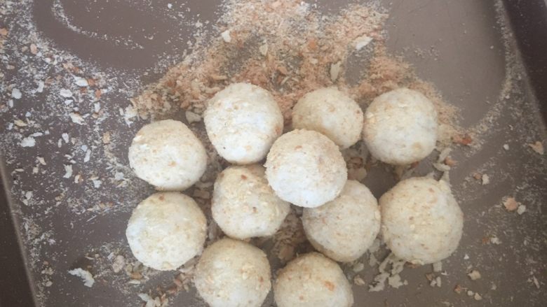芝士土豆球,把搓好的土豆球放入面包糠,沾满表面即可