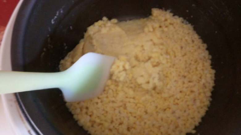 蔓越莓抹茶绿豆糕,阿迪锅煮15分钟左右,煮熟后的绿豆很容易擀成泥状。