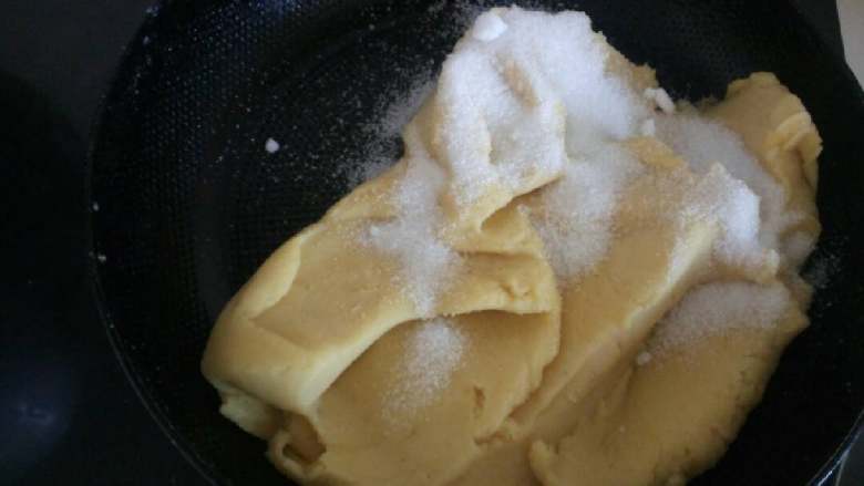 蔓越莓抹茶绿豆糕,放绿豆泥翻炒到黄油吸收,再加入细砂糖翻炒。