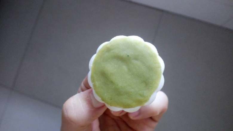 蔓越莓抹茶绿豆糕,月饼模具中撒熟糯米粉,将不同颜色的豆沙放进去,压10秒左右就可以成型。颜色组合可随意。