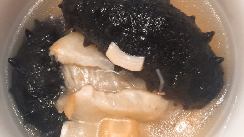 海参花旗参元贝炖花胶,用扇骨炖出来的汤没什么油脂,因为加了花旗参炖出来的花胶一点都不会腥,汤水特别清甜