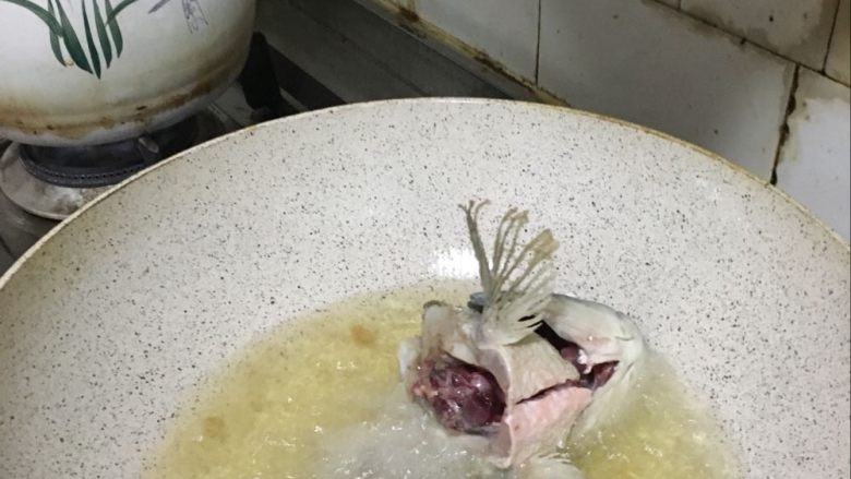 妈妈厨味—回锅鱼,6.油烧至七成热,下入鱼头鱼尾炸熟捞出备用。(中火,这没拍鱼尾)