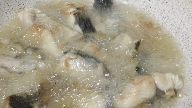 妈妈厨味—回锅鱼,7.下入鱼片,炸至八成熟。捞出。