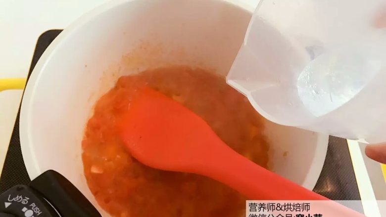 宝宝辅食：番茄鸡肝/猪肝汤,转中小火，用铲子或筷子尽量把西红柿压成泥，中间大概需要2-3分钟，直至西红柿的块儿状逐渐减少。然后倒入100g清水。
》小芽的这个西红柿比较甜的，如果大家用的西红柿比较酸，建议放1个西红柿就可以了，不然最后汤汁会太酸。