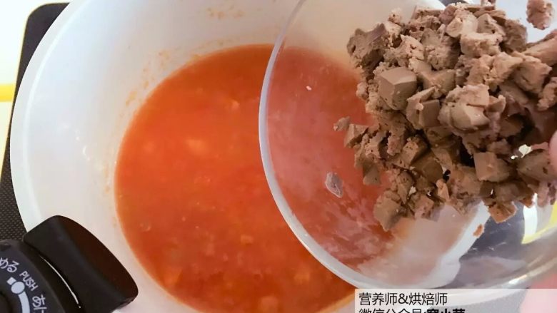 宝宝辅食:番茄鸡肝/猪肝汤,煮开,倒入步骤3中准备好的鸡肝/猪肝丁。