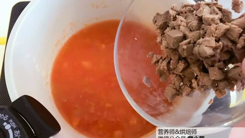 宝宝辅食：番茄鸡肝/猪肝汤,煮开，倒入步骤3中准备好的鸡肝/猪肝丁。